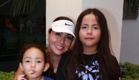  Katia Castillo, Bárbara Castillo y Daniela Hernández.
