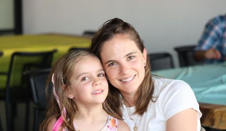  Daniela Hernández con su hija Eugenia Almazán.