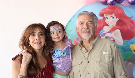  Laura Monsech y Ramón Monsech con su nieta Macarena.