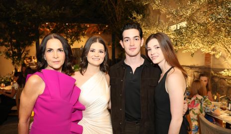  Leticia de la Torre, Marijó Valladares, Pablo y Camila Valladares.