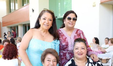  Ernestina Castro con sus hijas Tita, Verónica y Georgina.