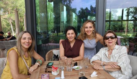  Lorena, Pita y Sandra Alderete con su mamá Pita Estrada.