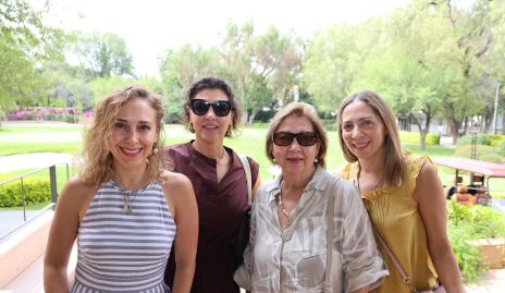  Pita Estrada con sus hijas Sandra, Pita y Lorena.