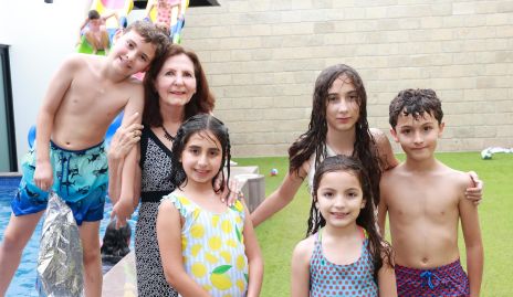  Lila Ahumada con sus nietos Santiago, Inés,  Ana Pau, Pía y Gustavo.