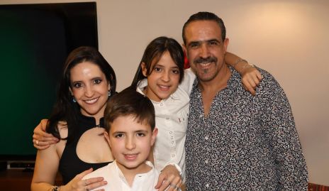  Maritza Villalba y Claudio Valle con sus hijos Claudio y Valentina.