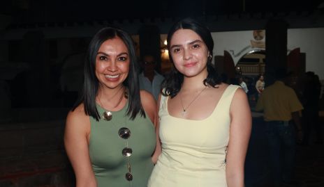  Moni Esqueda y Charlotte Esqueda.