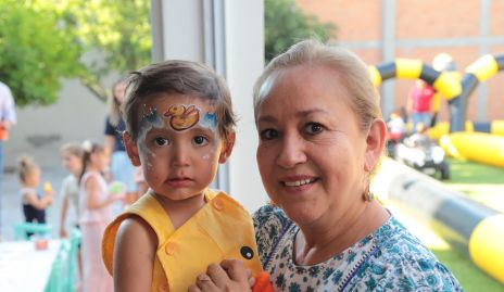  Marcelo Castillo con su abuela Lucy Alfaro.