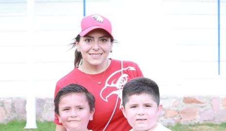  Natalia Morgetales con sus hijos.
