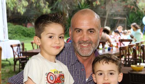  Demetrio Hervert con sus hijos.