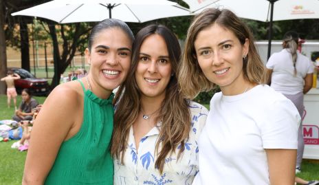  July Valle, Clau Antunes y Elizabeth Treviño.