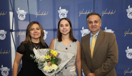  Laura Monjarás y Eduardo Kasis con su hija Regina.