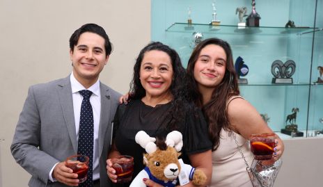  Héctor Ramos, Blanca Barrón y Andrea Ramos.