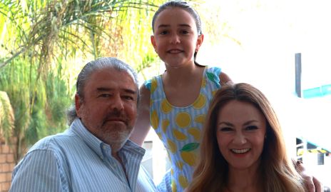  Agustín Félix y Luz Adriana Arellano con su hija María.