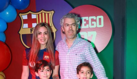  Elizabeth Berrones y Manolo Ruiz con sus hijos Diego, José Manuel y Patricio.