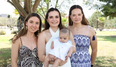  Adriana, Gabriela y Alejandra Martins Anaya con Mauricio Lasso.