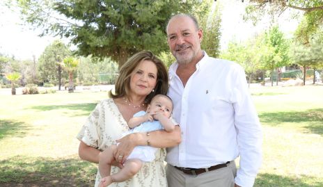  Manolo Martins y Eva Anaya con su nieto Mauricio.