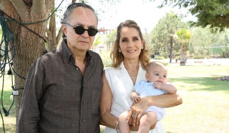  Armando Lasso de la Vega y Cristina Ruiz con su nieto Mauricio.