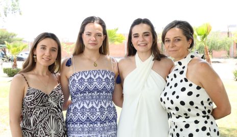  Adriana, Alejandra y Gaby Martins con su tía Vero Anaya.