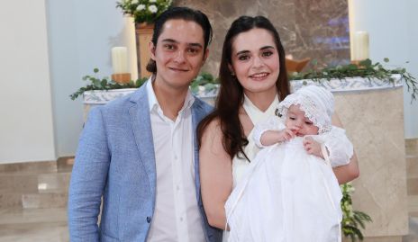  Mauricio Lasso de la Vega y Gabriela Martins con su hijo Mauricio.