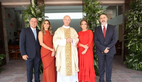 César Morales, Yezmín Sarquis, Pbro. Antonio Martínez, Julieta Morales y Julián Castro.
