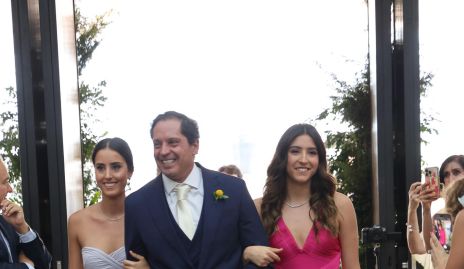  Jorge Morales con sus hijas Fernanda y Julia.