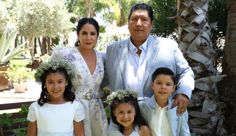  Pupi Torrescano y René Díaz con sus hijos Renata, Rania y René.