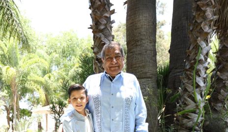  René Díaz con sus nietos.