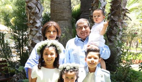  Tita Ruiz, René Díaz con sus nietos.
