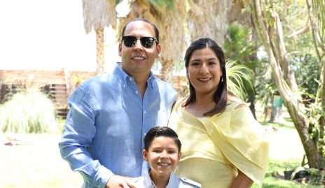  Bradish Payan y Carmenlú Díaz con su sobrino René Díaz.