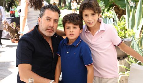  Alejandro Suárez con sus hijos Sebastián y Alejandro.