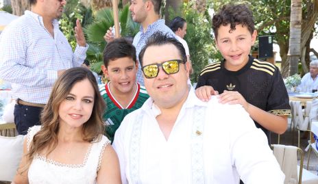  Carolina Castillo y Juan Pablo Torres  con sus hijos Juanpa y Julián.