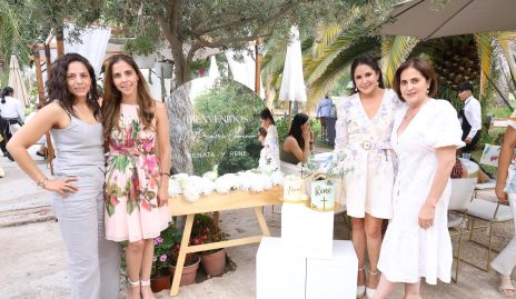  Keny Anaya con sus hijas María Fernanda, María José y Pupi Torrescano.