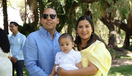  Bradish Payan y Carmenlú Díaz con su hijo.