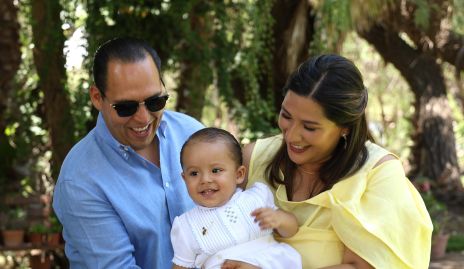  Bradish Payan y Carmenlú Díaz con su hijo.