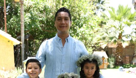 Alejandro Díaz con sus sobrinos.