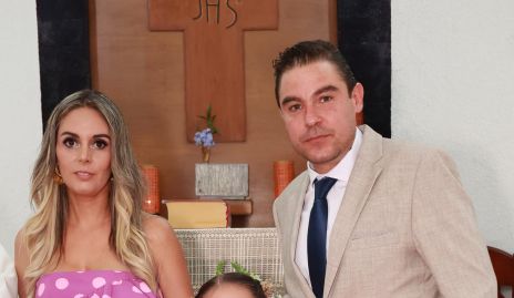   Vicente Azcargota y Karina Ríos con su hija Loretta Azcorgota Ríos.