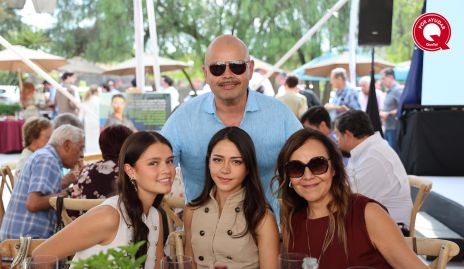 Humberto Lomas y Vianey Díaz con sus hijas Valentina y Camila.