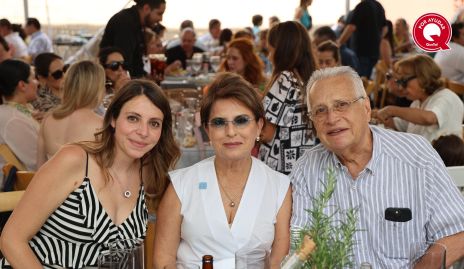   Genoveva Galarza, Cecilia Bremer y Olegario Galarza.