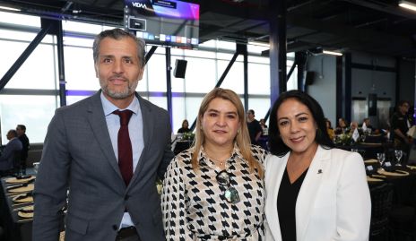 Carlos de los Santos, Carmenchu e Ivette Larrea.