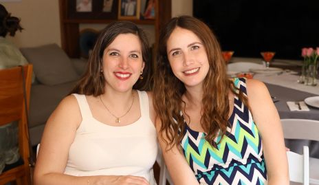  Elisa Buján y Ximena Villanueva.