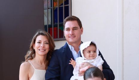  Beatriz Hernández y Carlos Abella con su ahijado Julián y sus hijos.