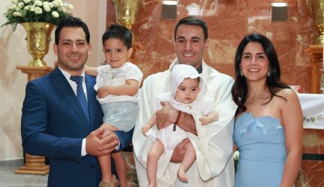  Arturo Hernández y Daniela González con sus hijos Jerónimo y Julián y el sacerdote.