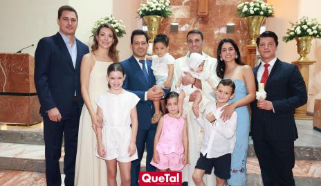  Julián con sus padrinos Carlos Abella, Beatriz Hernández y Santiago González, sus papás Arturo Hernández y Daniela González, su hermano Jerónimo, sus primos y el sacerdote.