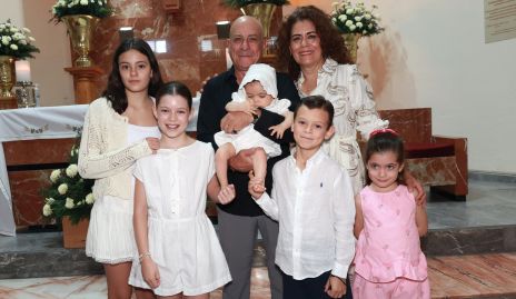  Arturo Hernández y Beatriz Hernández con sus nietos Renata Martínez, Ximena Abella, Julián Hernández, Andrés Abella y Regina Abella.