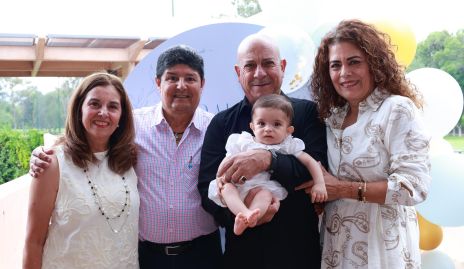  Lucía Gómez, Arturo González, Arturo Hernández y Beatriz Sánchez con su nieto Julián.