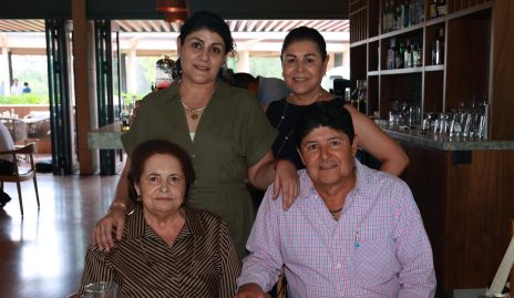  Ana González, Tuti González, María Elena D’Argence y Arturo González.