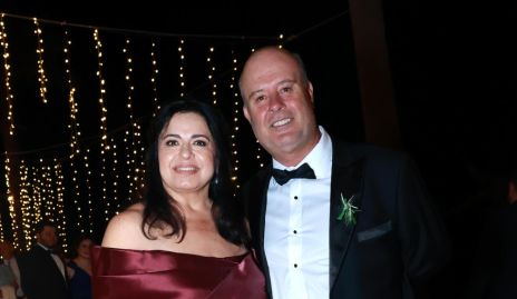  Flor Isela Martínez y Gerardo Somohano, papás del novio.