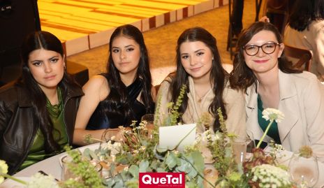  Daniela Zamudio, Sofía Zamudio, Fernanda Zamudio e Isabel Dávila.
