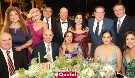  Gerardo Somohano y Flor Isela Martínez con sus amigos.