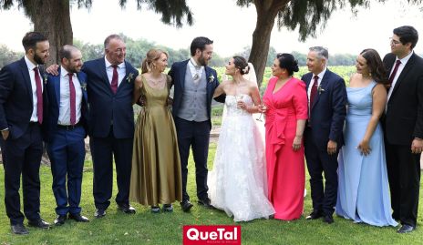  Los novios con sus papás y hermanos.